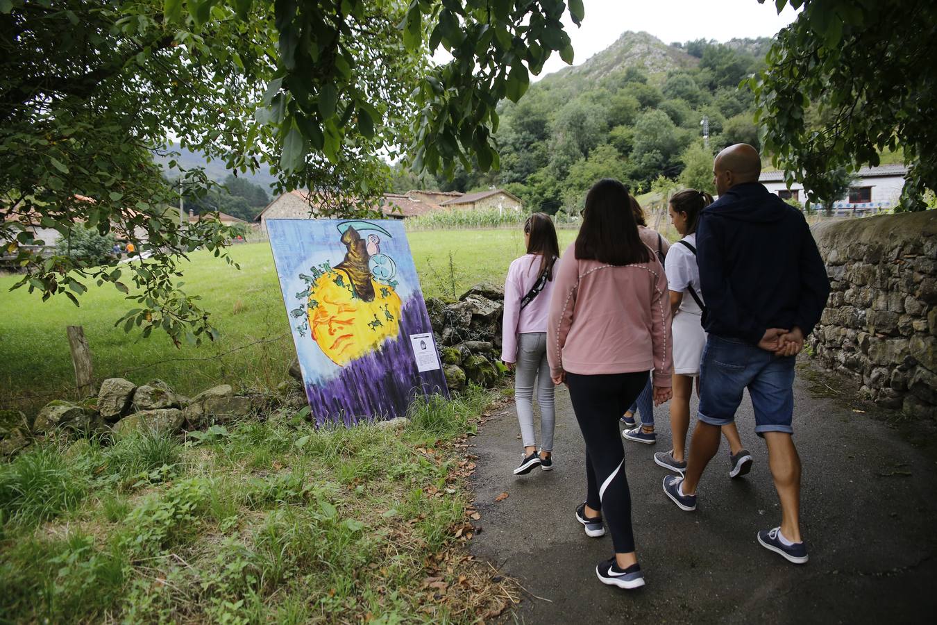 La lluvia, que se convirtió ayer en protagonista de la jornada festiva en Anievas, no logró deslucir los actos centrales de la cuarta edición de Un pueblo de leyendas, la Fiesta de Interés Turístico Regional que un año más convirtió a Barriopalacio en el epicentro de la mitología cántabra.