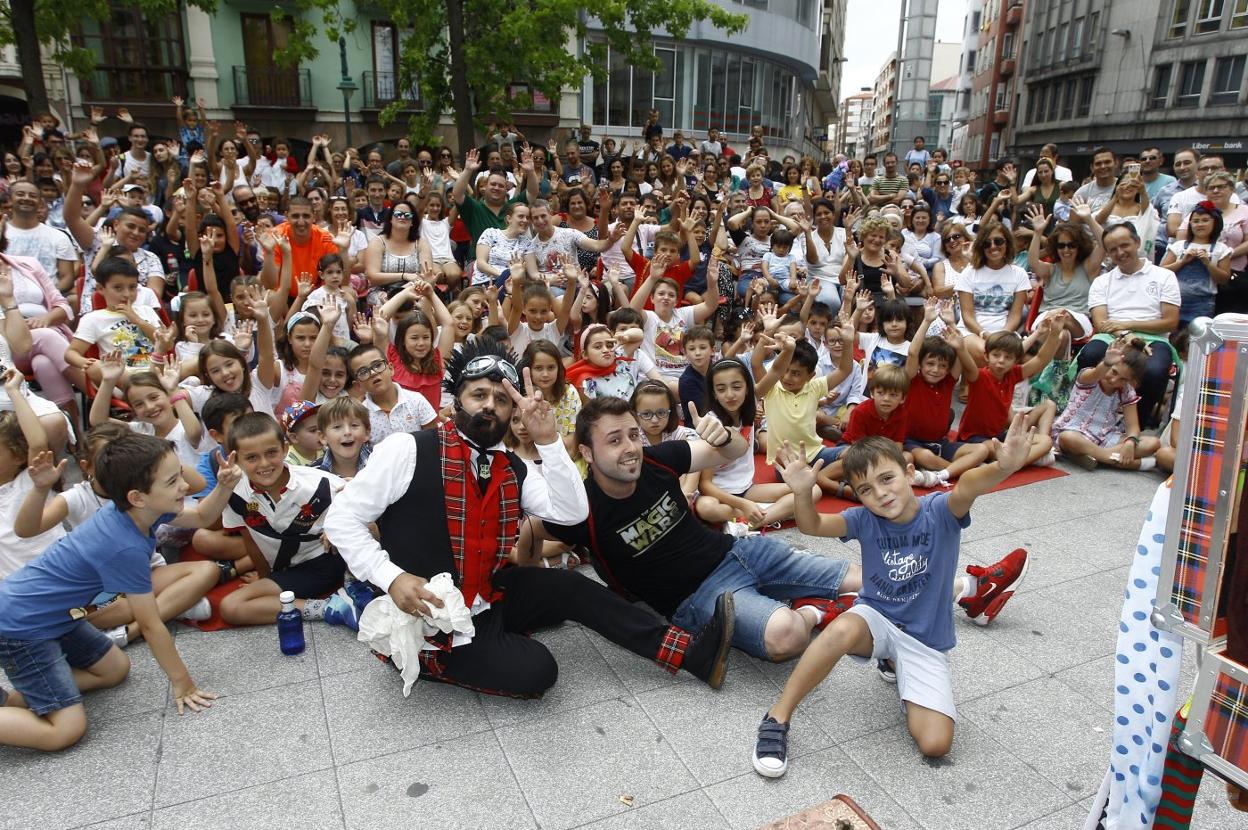 Magia en la Plaza Mayor. El espectáculo de magia para niños '¿Conoces a este pollo?' en el que los pequeños interactúan. 