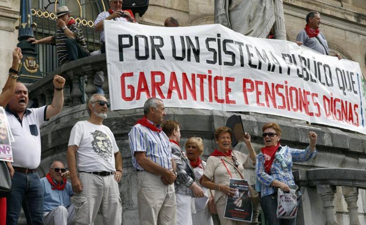 Concentración de pensionistas frente al Ayuntamiento de Bilbao. 