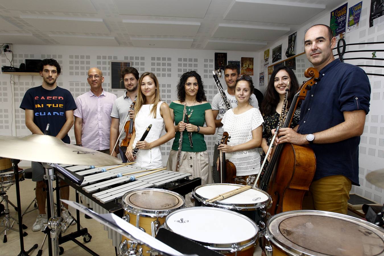 Los integrantes del Ensemble Instrumental de Cantabria y su director, Esteban Sanz