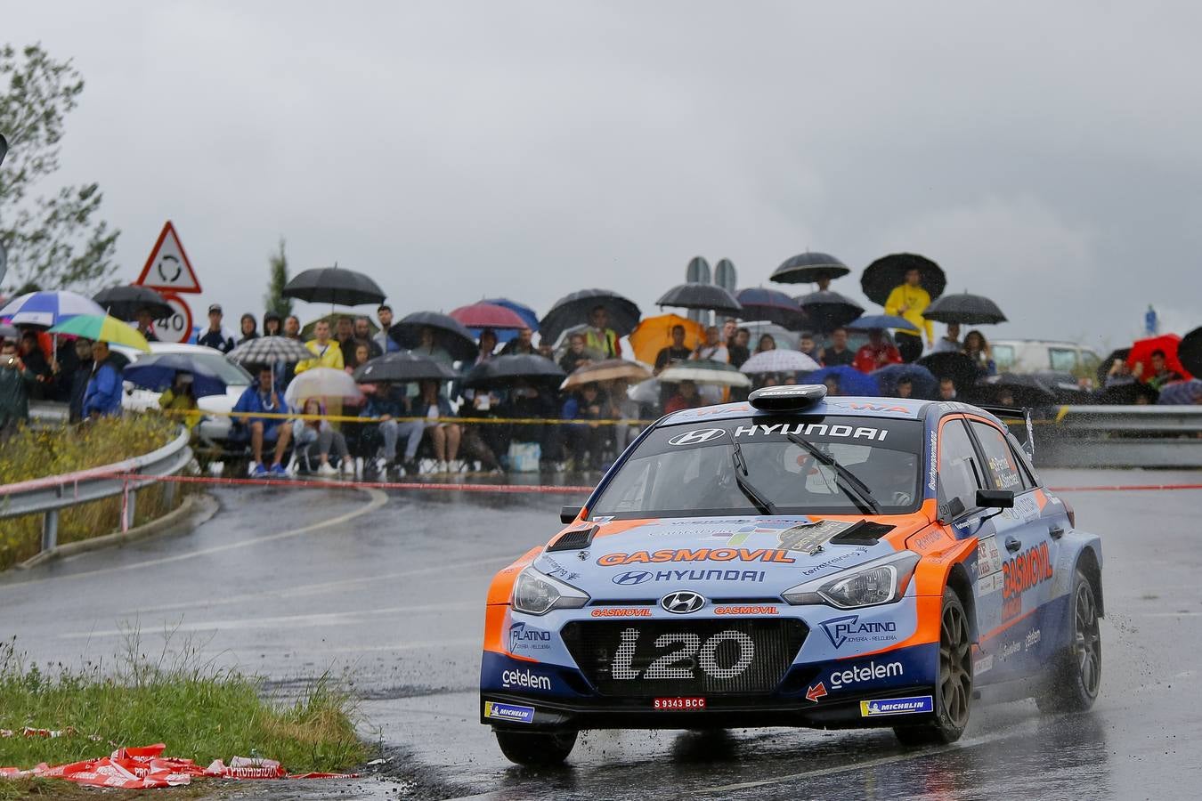 Dani Sordo y Carlos del Barrio se adjudicaron ayer la décimo tercera edición del Rally Cristian López, tercera cita puntuable para el Campeonato de Cantabria de Rallies.