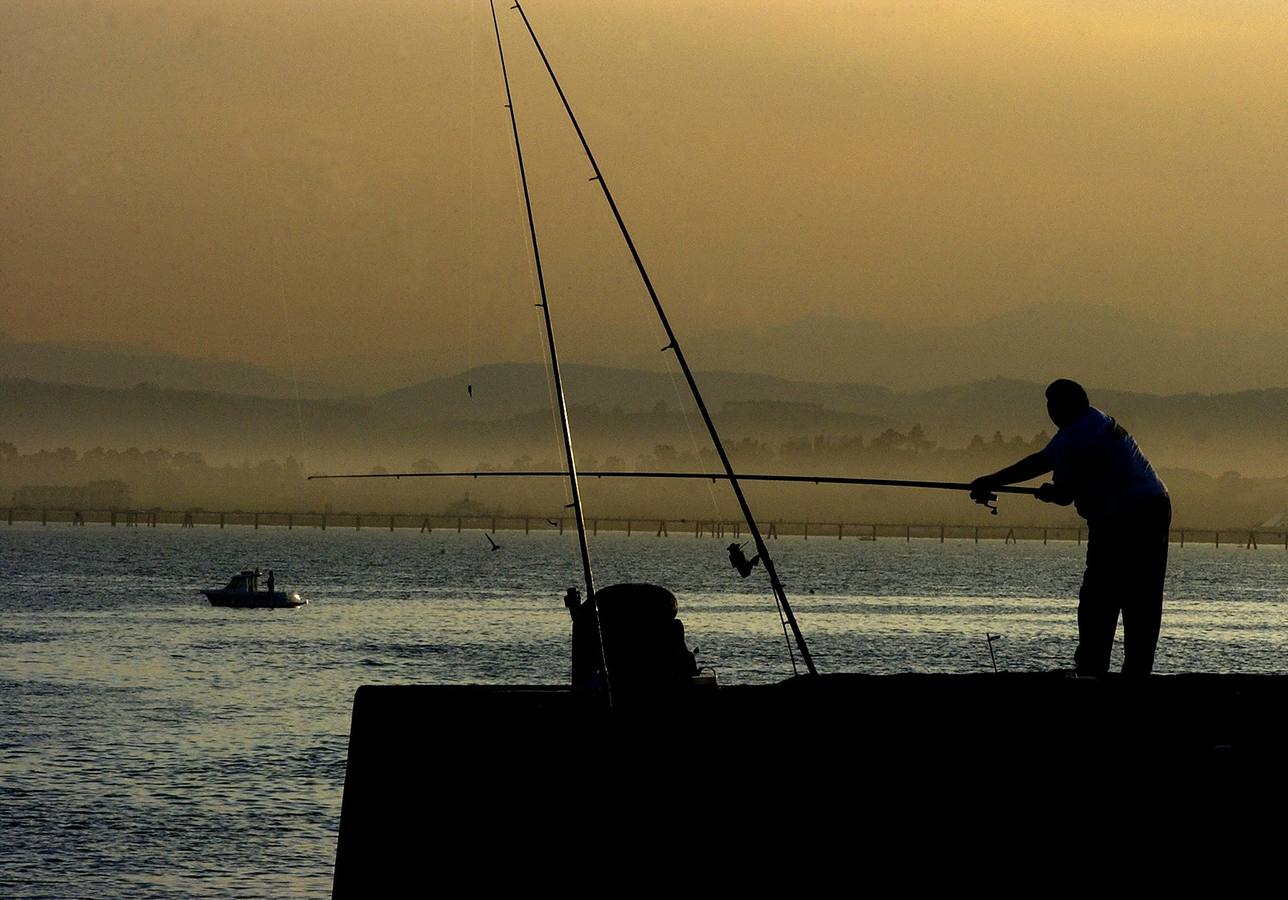 Pescador en el muelle de Santander.