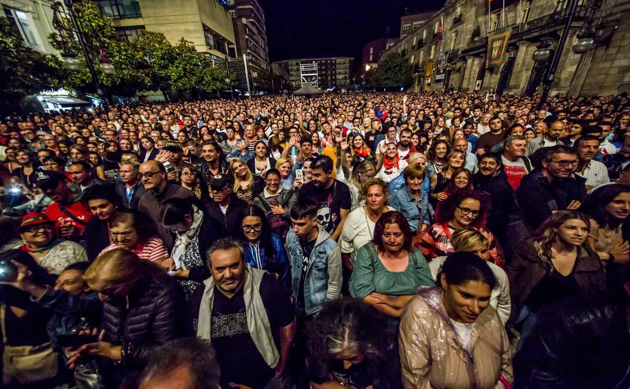 La plaza junto al Palacio Municipoal se quedó pequeña para seguir el directo de Camela