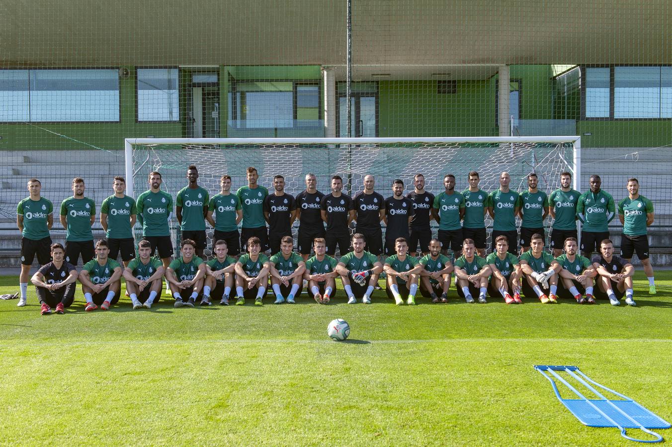 Plantilla y cuerpo técnico del Racing, preparados para el inicio del campeonato, posan ayer en las Instalaciones Nando Yosu. :