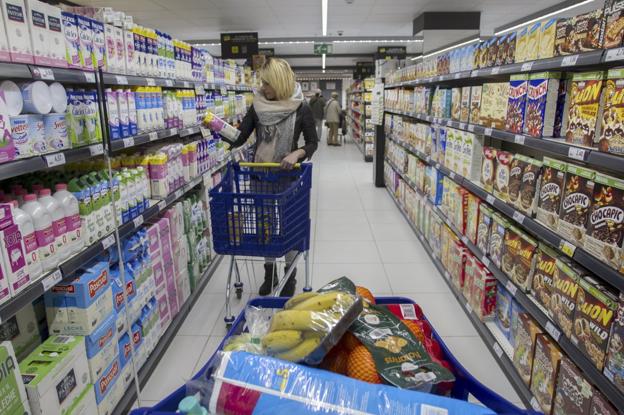 Una mujer comprueba un envase de leche, uno de los productos en los que baja el gasto de los cántabros en el último año. 