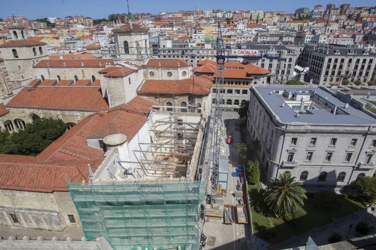 Vista del estado actual de la Casa Capitular. A la izquierda, el claustro de la catedral; a la derecha, el edificio del antiguo Banco de España. :