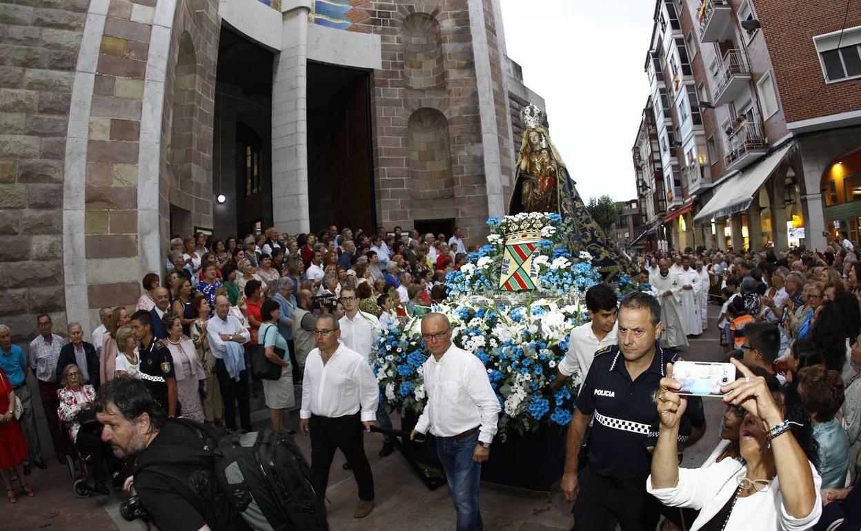 Los vecinos acompañan a su patrona