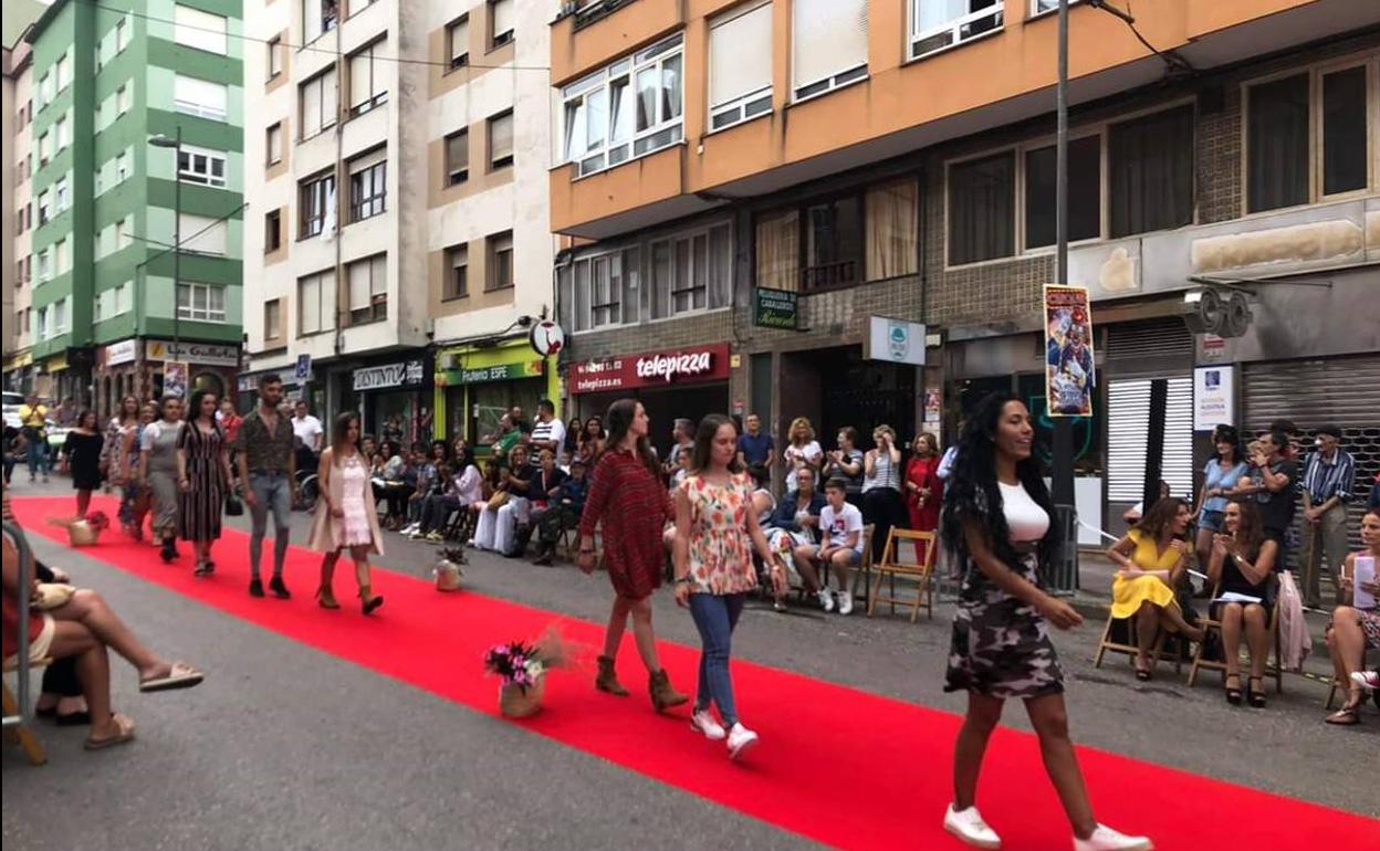 La Avenida de España acogió el pasado sábado un desfile de moda.