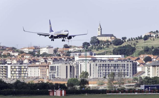 Avión de Ryanair en pleno aterrizaje en el Seve-Ballesteros.