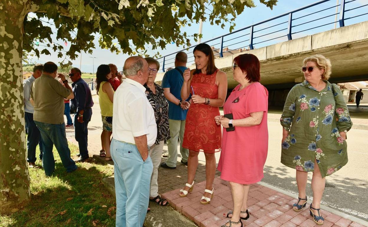 La alcaldesa, hoy con los vecinos de Campogiro