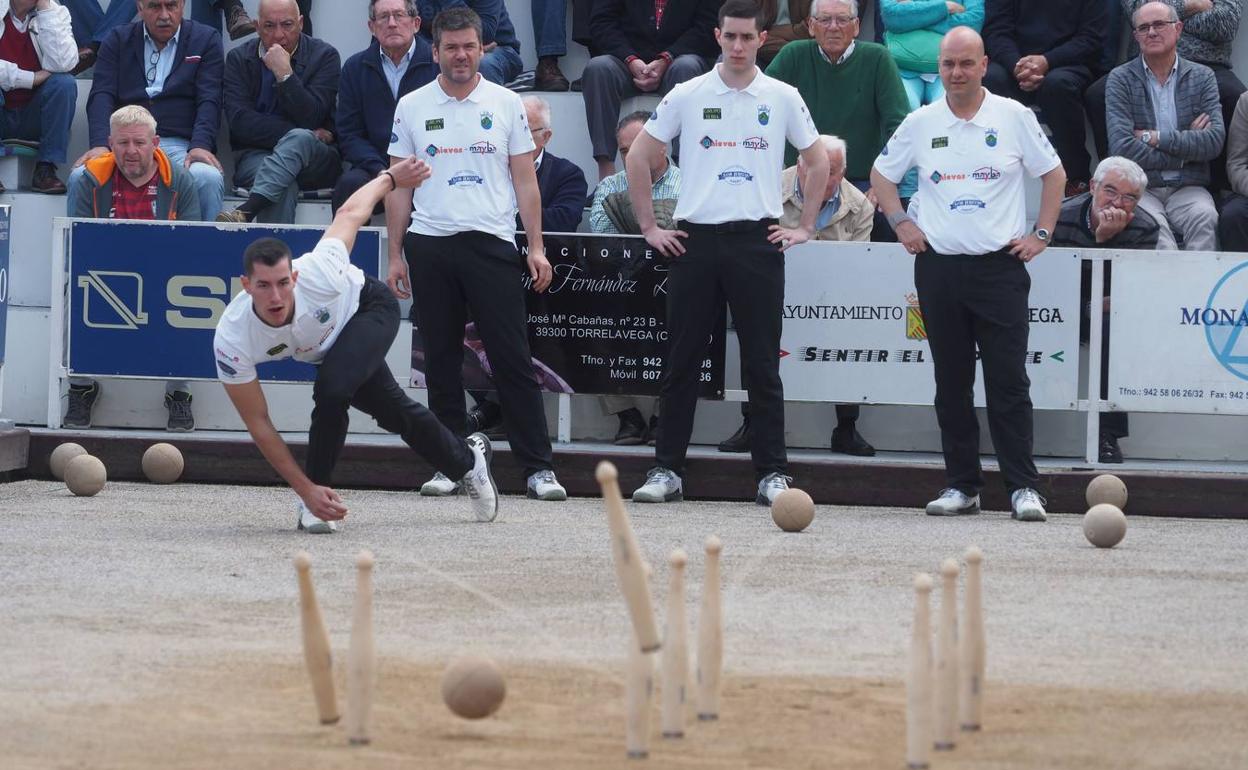 Víctor, al birle, será uno de los favoritos en el Campeonato de España y su peña, Peñacastillo, buscará el pleno de títulos en la Copa Federación.