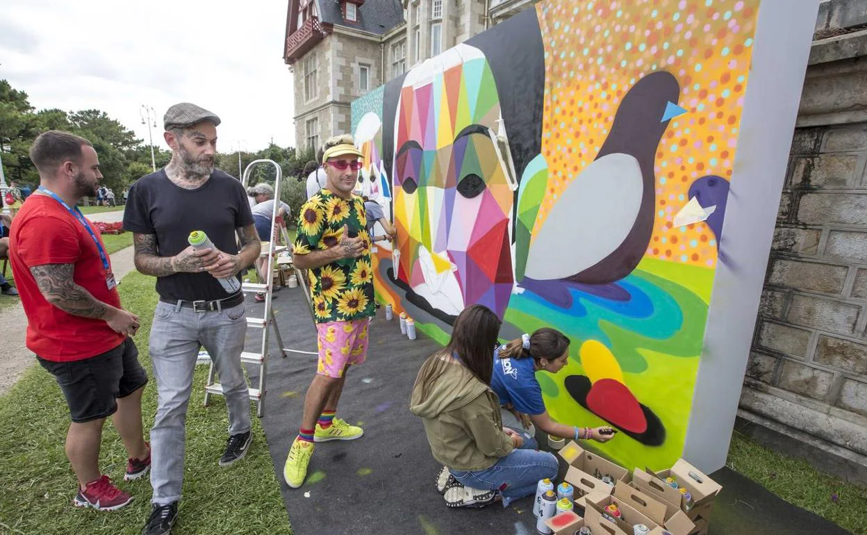 Okuda y sus alumnos junto al mural que realizaron en la UIMP.