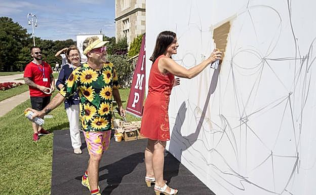 La alcaldesa se animó a pintar parte del mural