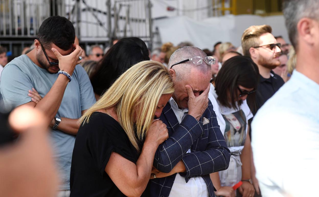 El dolor de los familiares de las víctimas del hundimiento del puente Morandi, en el acto de conmemoración del primer aniversario.