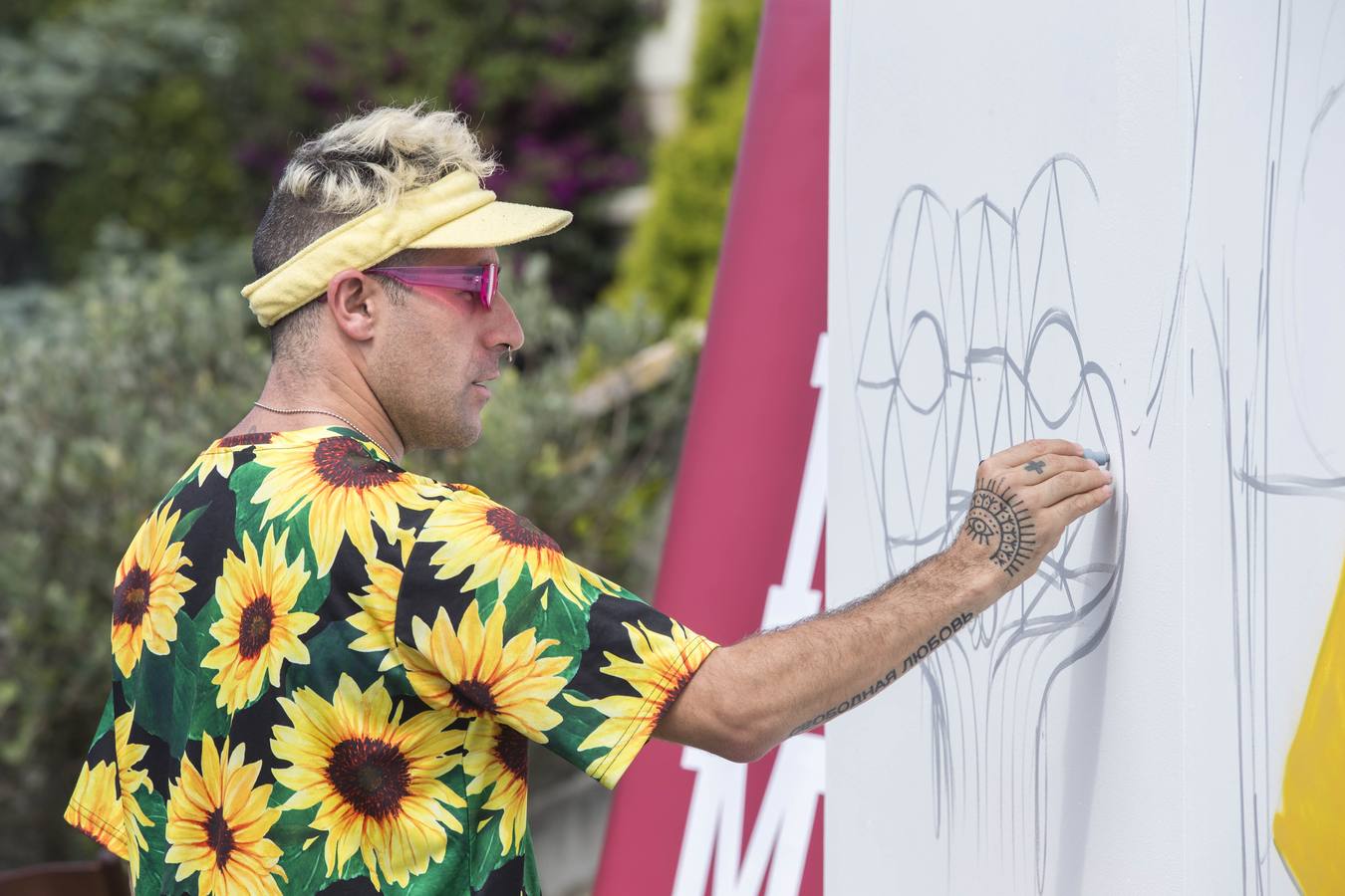 El artista, sus alumnos de la UIMP y la alcaldesa Gema Igual arman un mural en La Magdalena que se exhibirá hasta septiembre