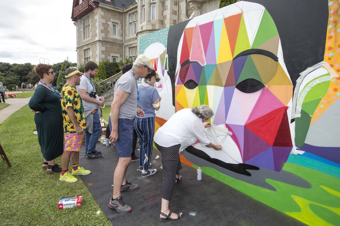 El artista, sus alumnos de la UIMP y la alcaldesa Gema Igual arman un mural en La Magdalena que se exhibirá hasta septiembre