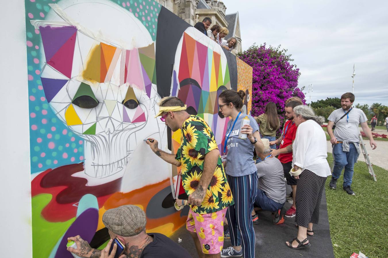 El artista, sus alumnos de la UIMP y la alcaldesa Gema Igual arman un mural en La Magdalena que se exhibirá hasta septiembre