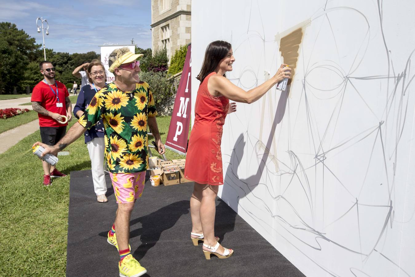 El artista, sus alumnos de la UIMP y la alcaldesa Gema Igual arman un mural en La Magdalena que se exhibirá hasta septiembre