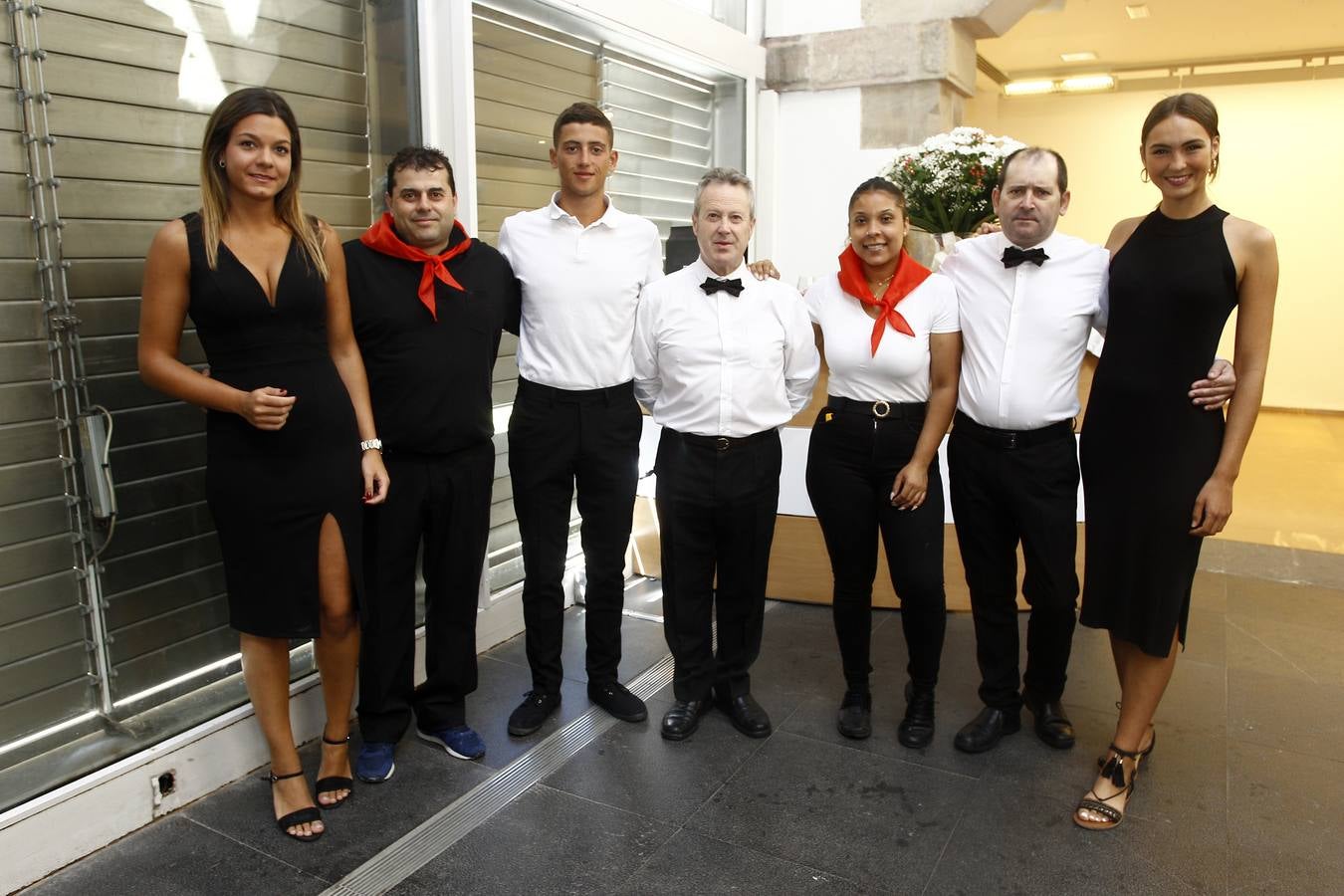 Paz, Rubén, Pablo, José, Sari, Richar y Violeta, integrantes del equipo del Bar Central que sirvieron el catering en la fiesta.