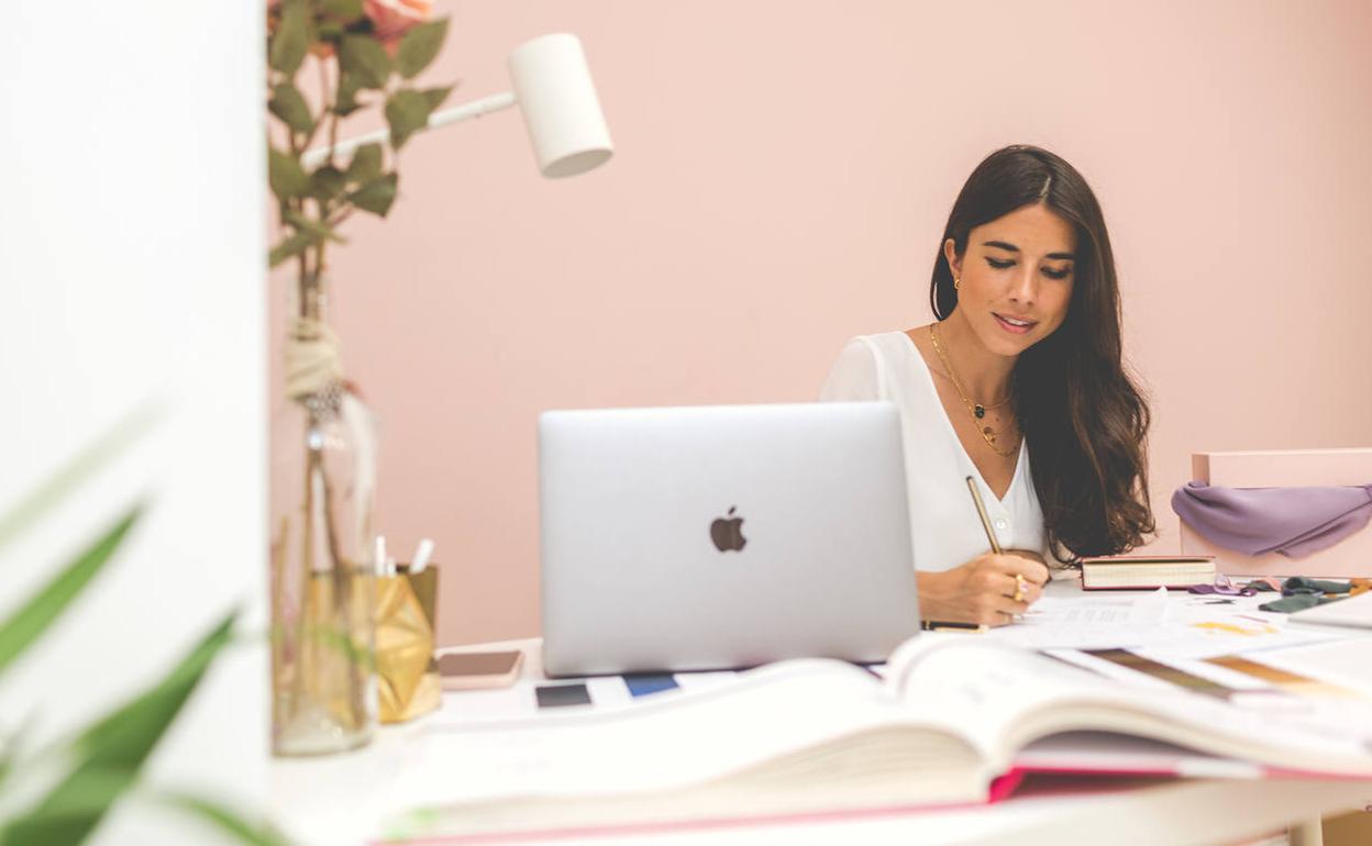 La diseñadora en su espacio de trabajo.