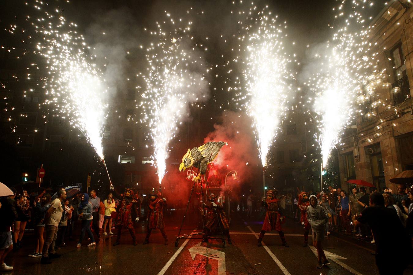 Fotos: Los fuegos bajan del cielo al suelo en Torrelavega