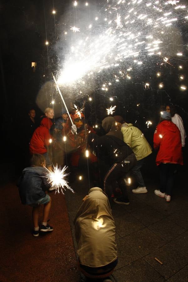 Fotos: Los fuegos bajan del cielo al suelo en Torrelavega