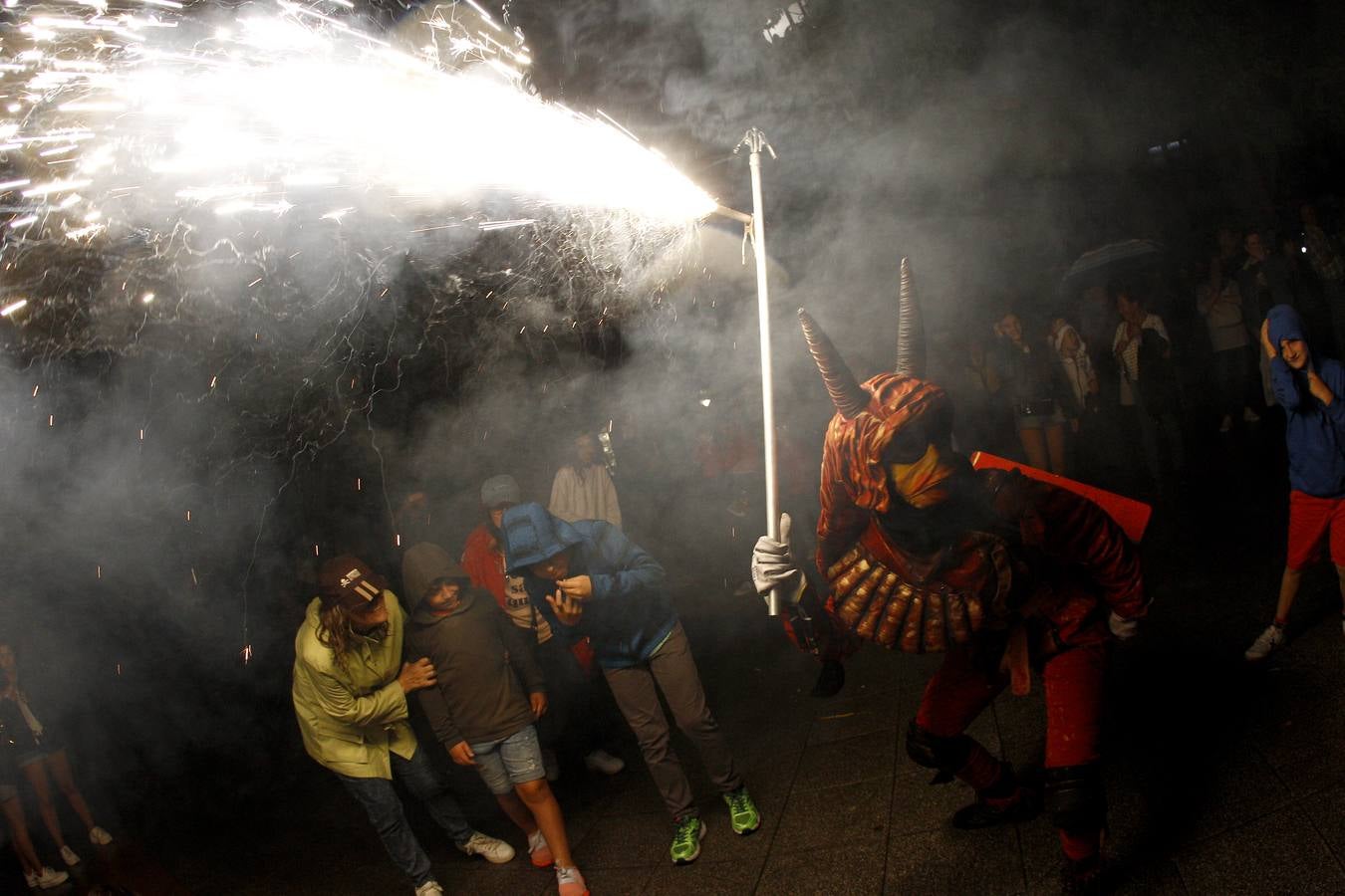 Fotos: Los fuegos bajan del cielo al suelo en Torrelavega