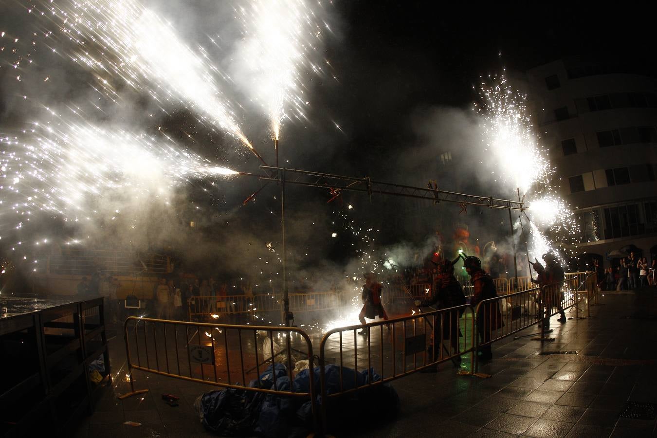 Fotos: Los fuegos bajan del cielo al suelo en Torrelavega