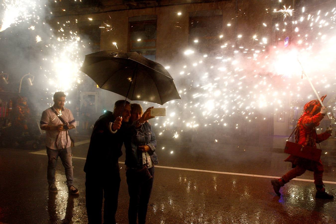 Fotos: Los fuegos bajan del cielo al suelo en Torrelavega