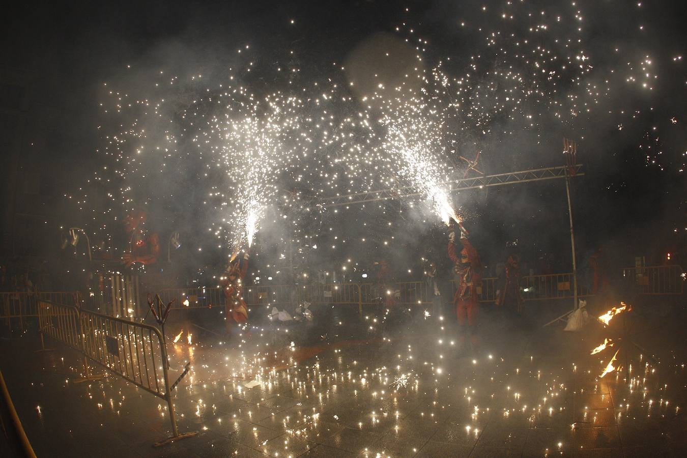 Fotos: Los fuegos bajan del cielo al suelo en Torrelavega