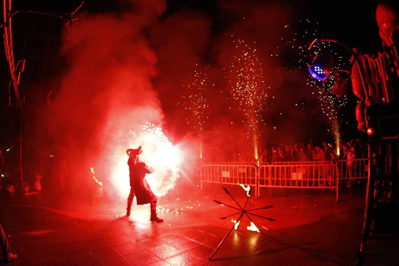 Fotos: Los fuegos bajan del cielo al suelo en Torrelavega