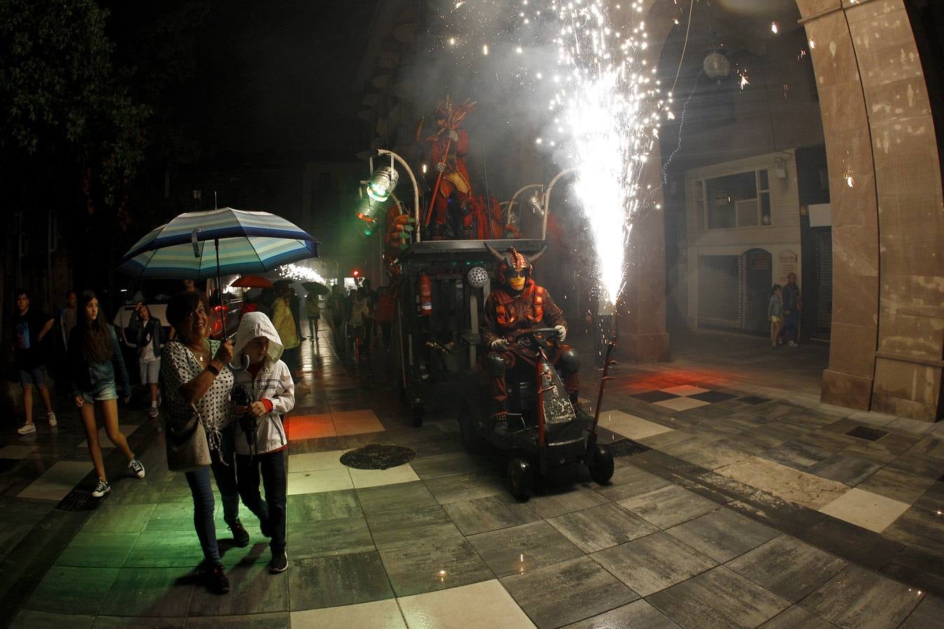 Fotos: Los fuegos bajan del cielo al suelo en Torrelavega
