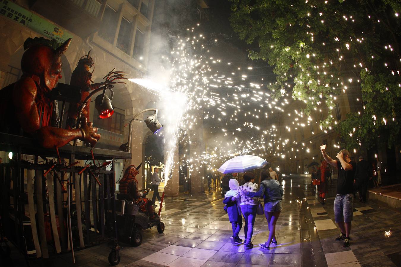 Fotos: Los fuegos bajan del cielo al suelo en Torrelavega