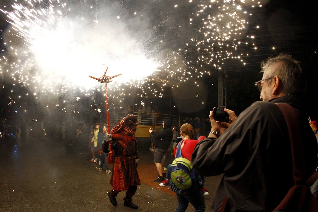 Fotos: Los fuegos bajan del cielo al suelo en Torrelavega