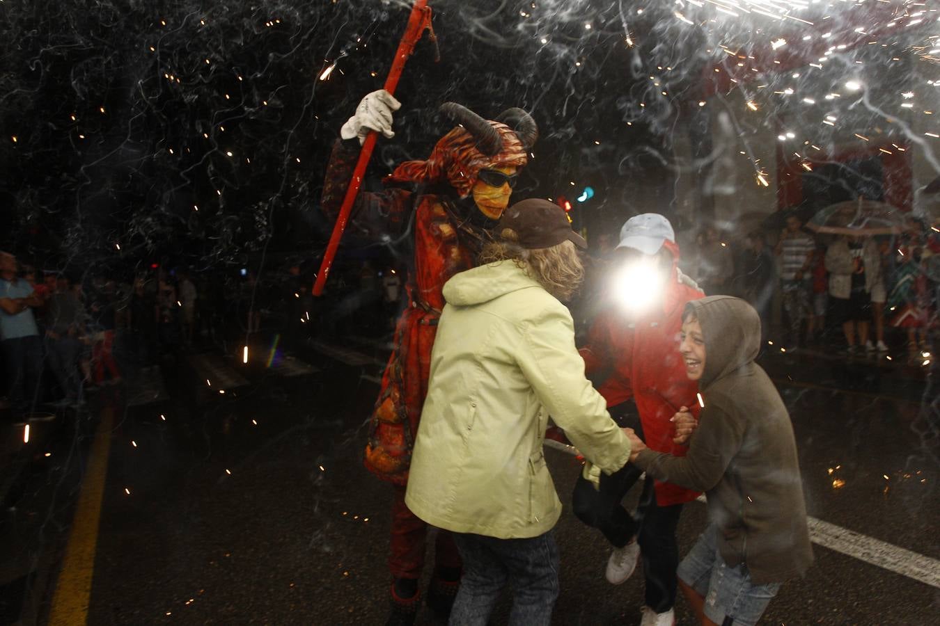Fotos: Los fuegos bajan del cielo al suelo en Torrelavega