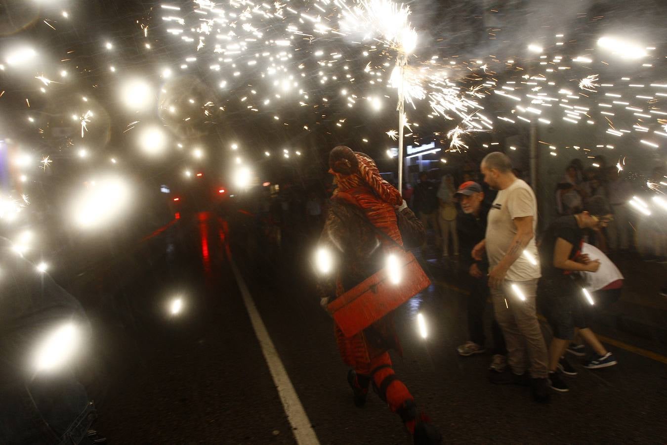 Fotos: Los fuegos bajan del cielo al suelo en Torrelavega