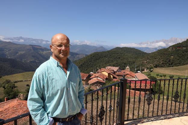 Jesús Fuente posa en el mirador del pueblo de Cahecho con los Picos de Europa al fondo.