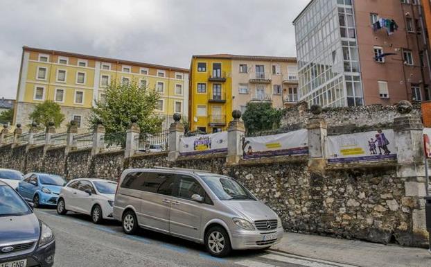 Vista del centro escolar. Si se logra trasladarlo a Corbán, quedarán 14.000 metros cuadrados a poca distancia del Ayuntamiento para un nuevo desarrollo urbanístico. 