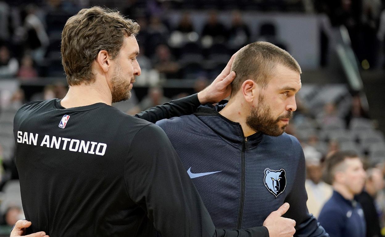 Pau Gasol (i) y Marc Gasol (d) saludándose antes de un encuentro.