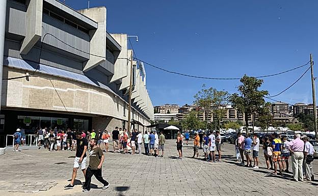 Imagen principal - Colas en las taquillas del Racing a falta de unas horas para el regreso del Racing a Segunda