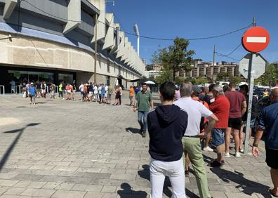 Imagen secundaria 1 - Colas en las taquillas del Racing a falta de unas horas para el regreso del Racing a Segunda