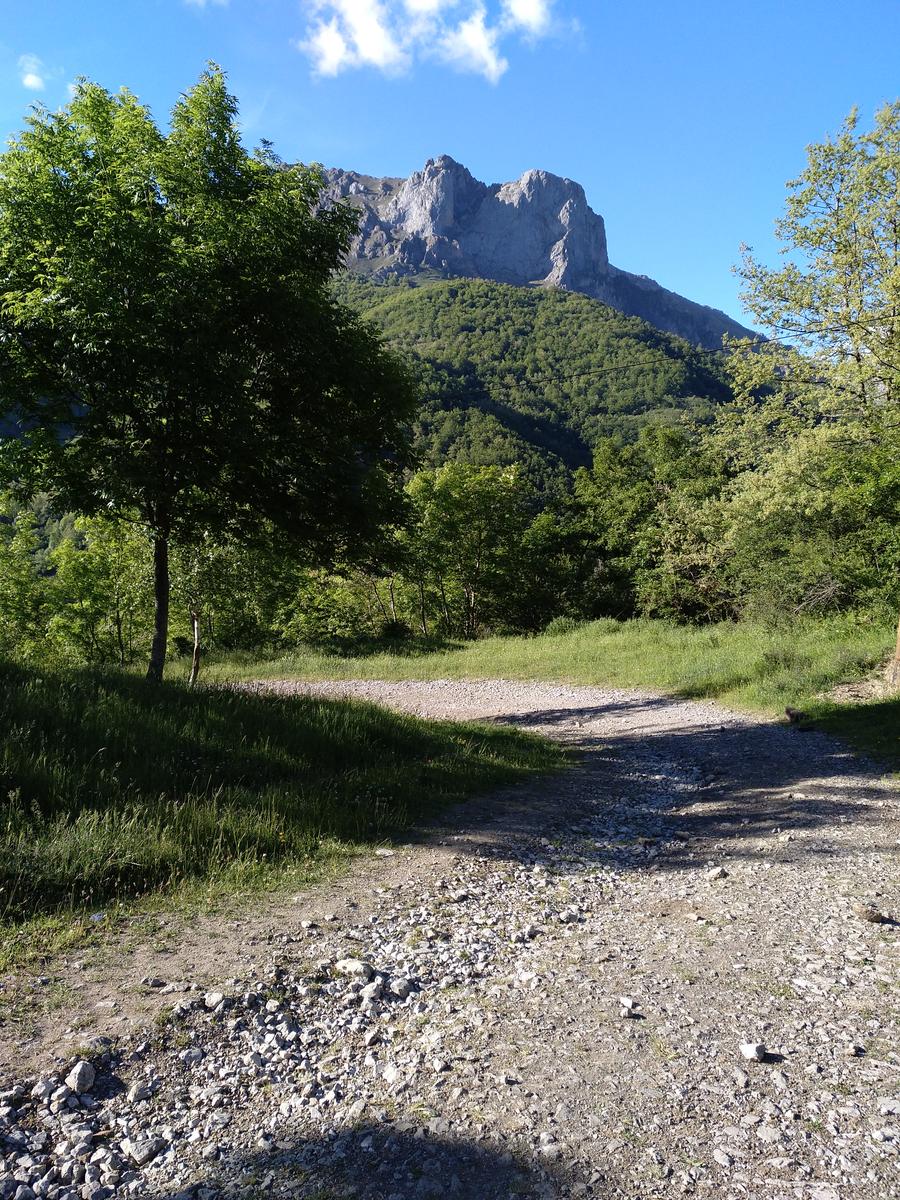 El pozo Llau y al fondo los Picos de Europa