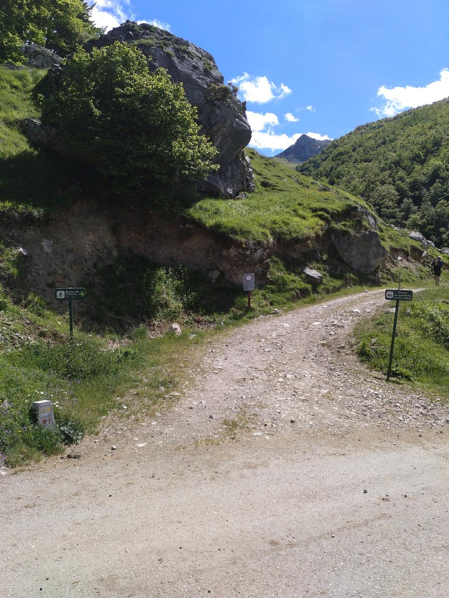 El pozo Llau y al fondo los Picos de Europa