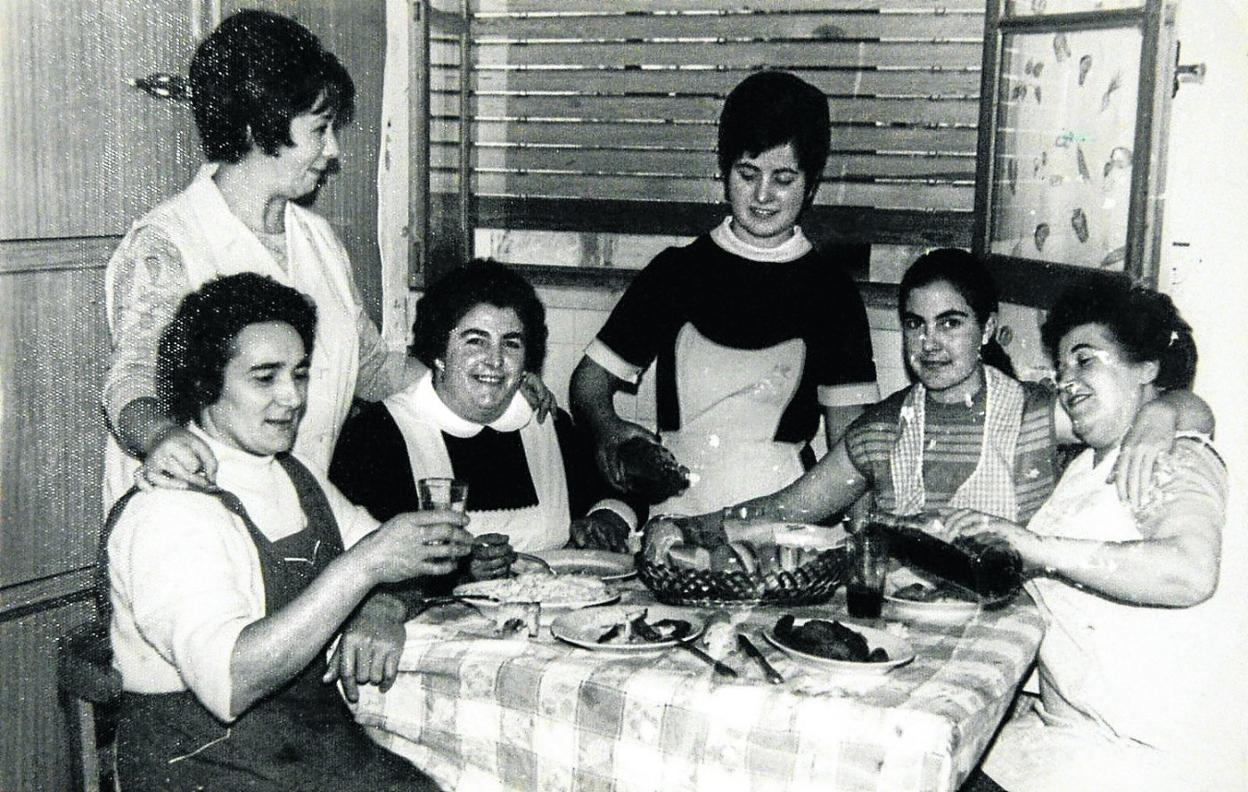 Marisa Sánchez, matriarca del Echaurren, con su equipo en una imagen de los años 60. 