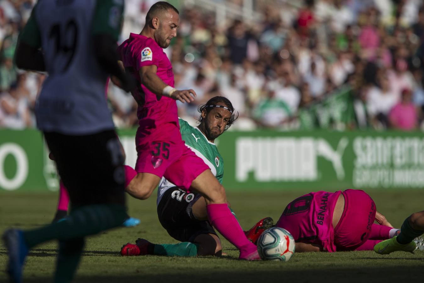 El Racing no ejecuta a un Málaga moribundo y cae derrotado con un gol en el minuto 84 