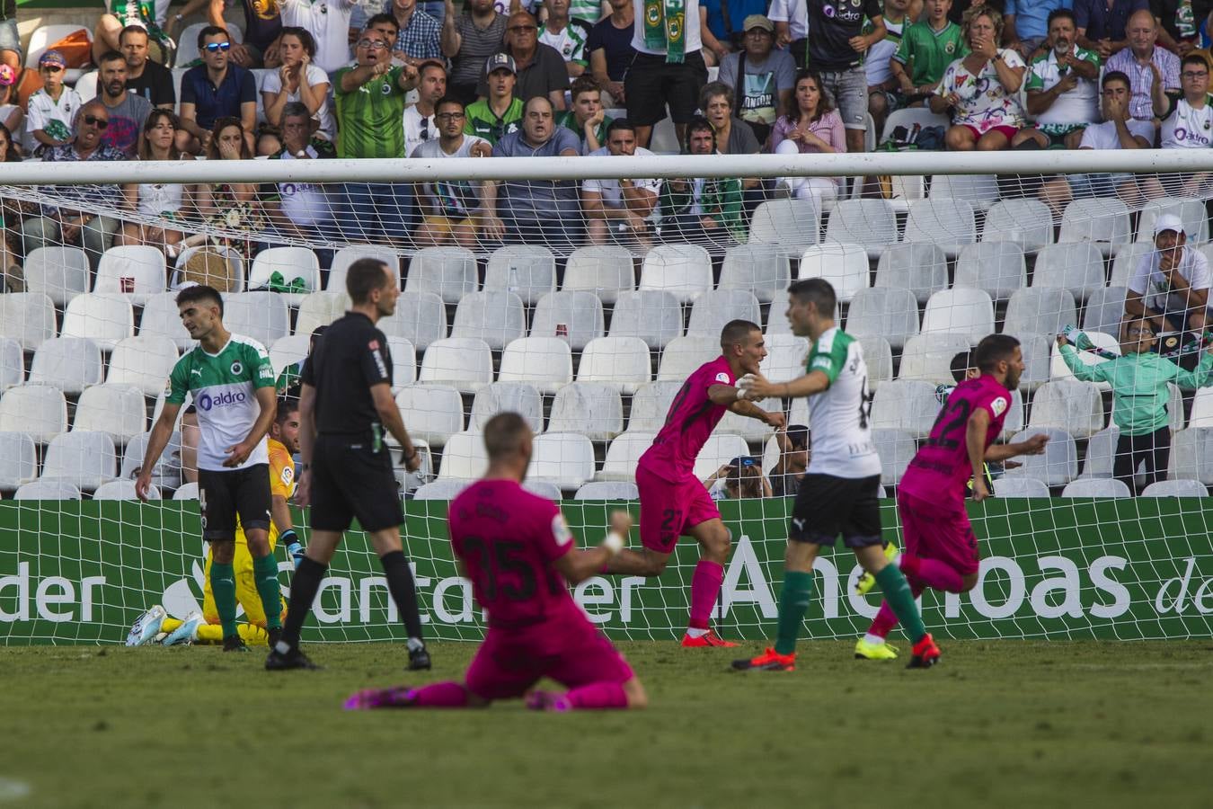 El Racing no ejecuta a un Málaga moribundo y cae derrotado con un gol en el minuto 84 