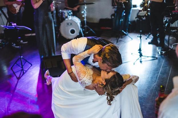 Romántico beso en el enlace de Lucía y Bjorn.