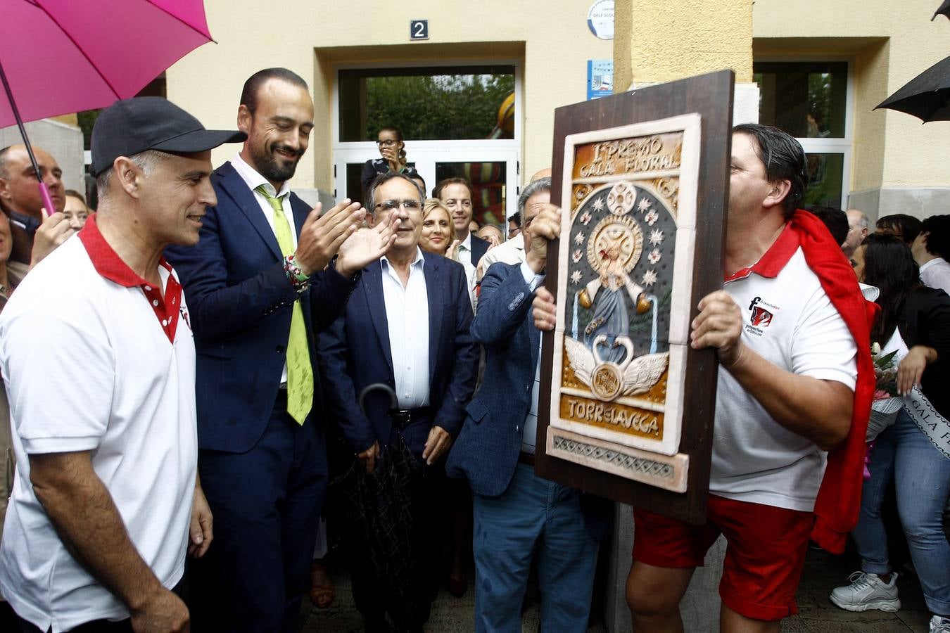 La carroza 'F2 Cíber', de Francis 2, ha ganado el concurso de la Gala Floral de Torrelavega, el emblemátio certamen que sirve como colofón a las fiestas de la Virgen Grande y que por primera vez en la historia no ha tenido desfile.