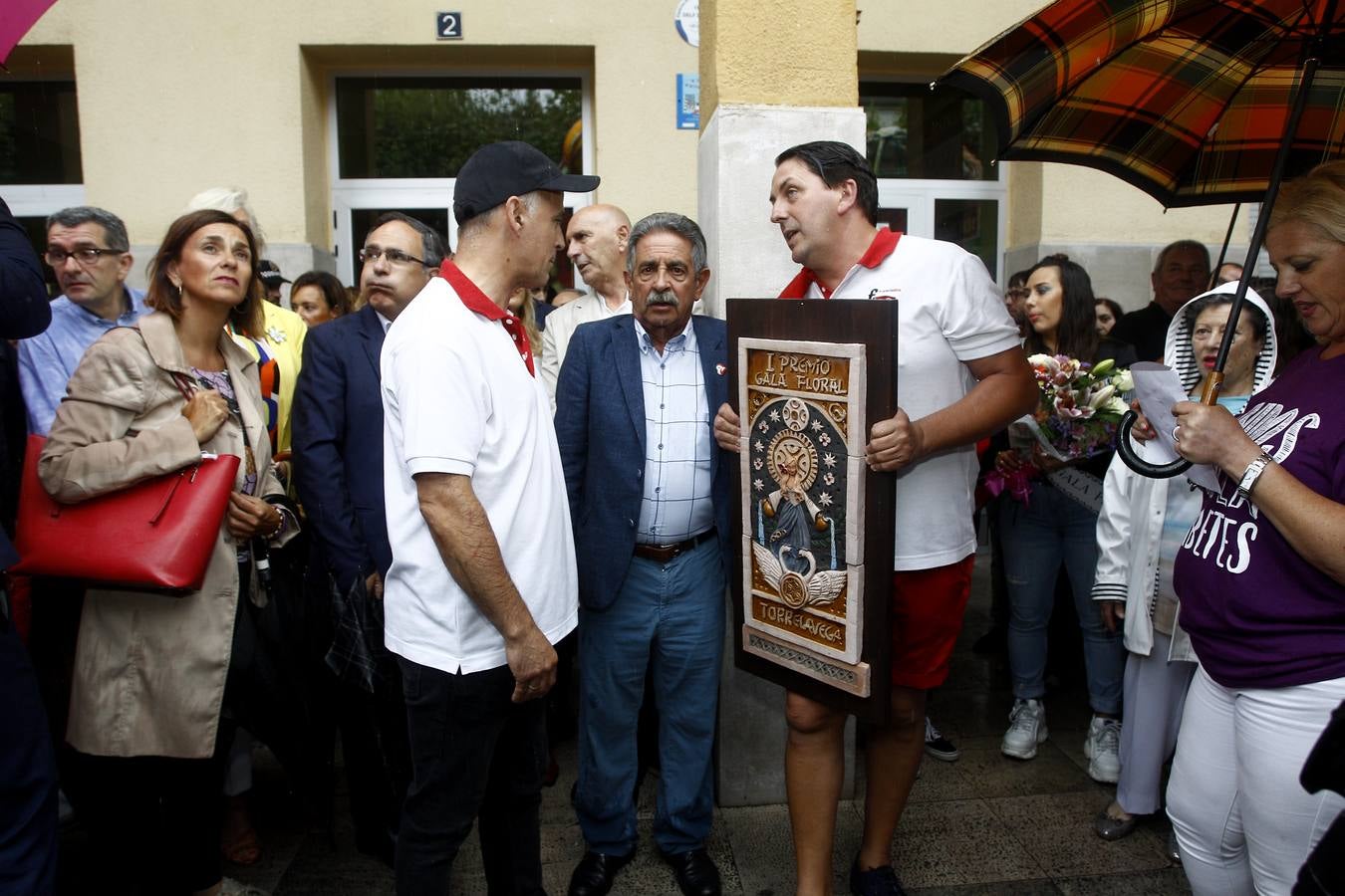 La carroza 'F2 Cíber', de Francis 2, ha ganado el concurso de la Gala Floral de Torrelavega, el emblemátio certamen que sirve como colofón a las fiestas de la Virgen Grande y que por primera vez en la historia no ha tenido desfile.