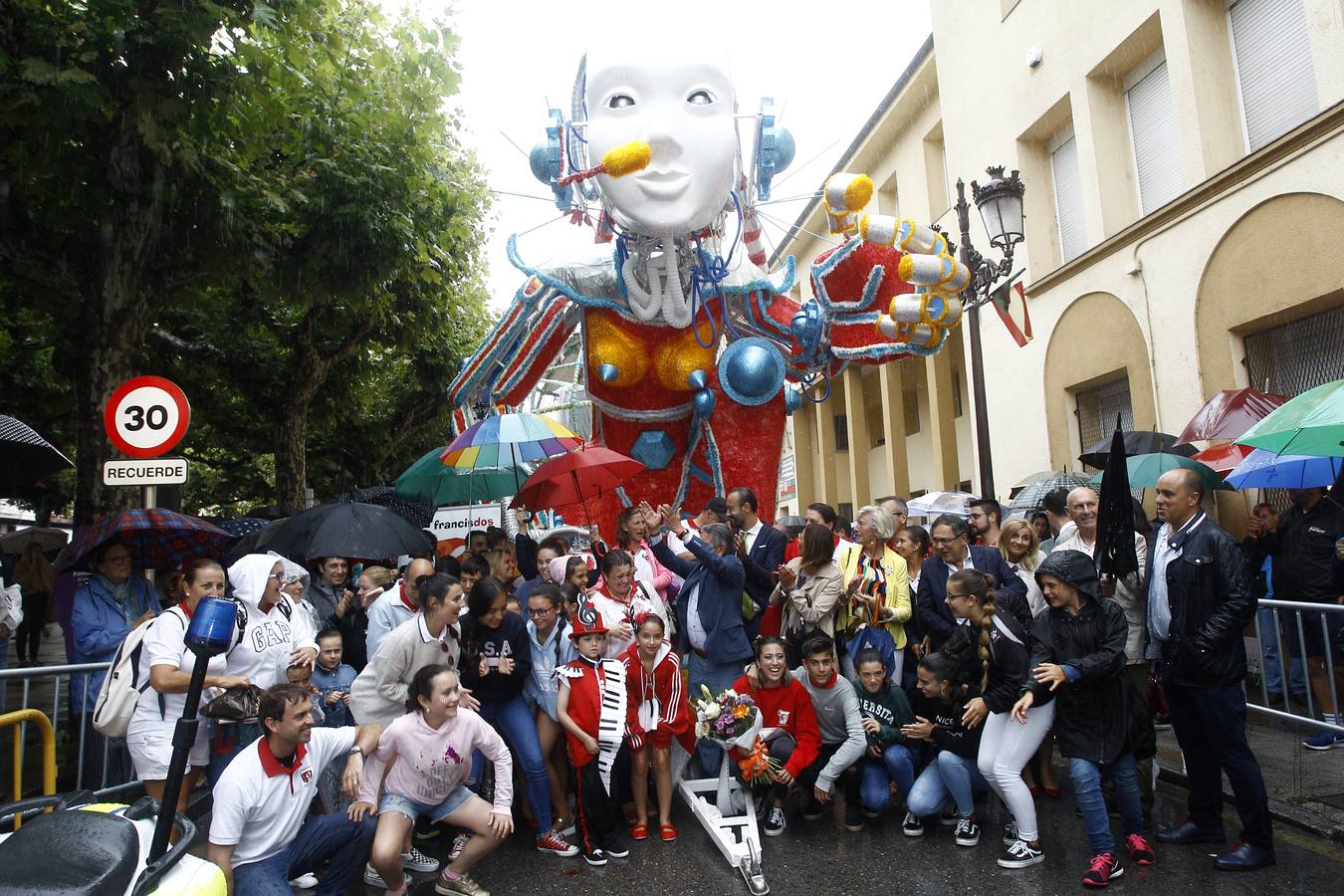 La carroza 'F2 Cíber', de Francis 2, ha ganado el concurso de la Gala Floral de Torrelavega, el emblemátio certamen que sirve como colofón a las fiestas de la Virgen Grande y que por primera vez en la historia no ha tenido desfile.